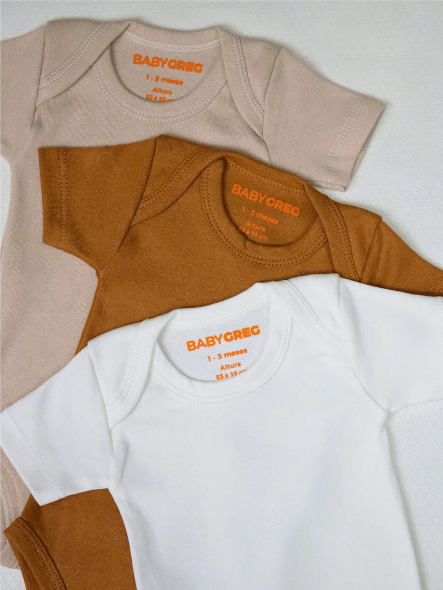 Kit 3 Bodies de Manga Curta para Bebê – Gola Redonda, 100% Algodão, Minimalista e Confortável