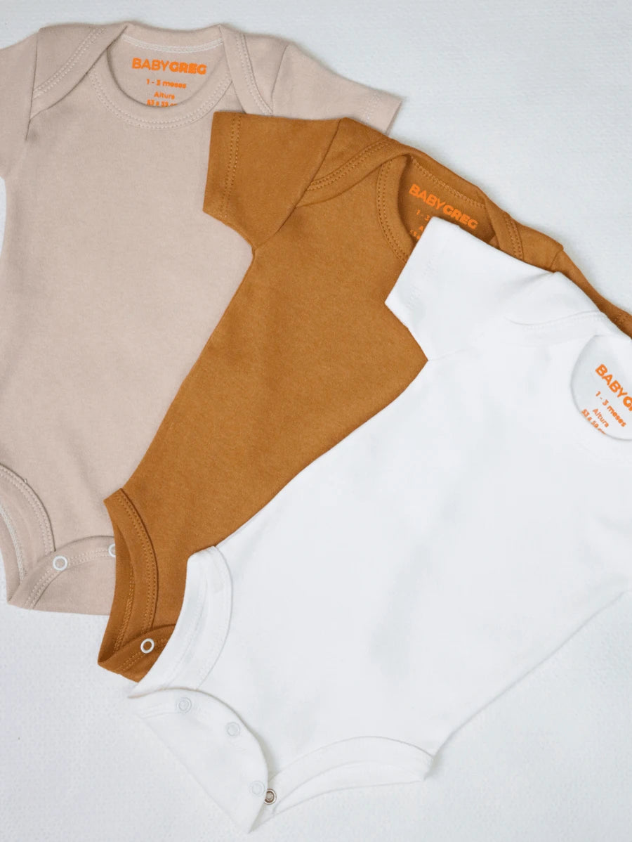 Kit 3 Bodies de Manga Curta para Bebê – Gola Redonda, 100% Algodão, Minimalista e Confortável