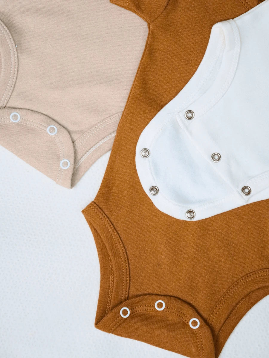 Kit 3 Bodies de Manga Curta para Bebê – Gola Redonda, 100% Algodão, Minimalista e Confortável