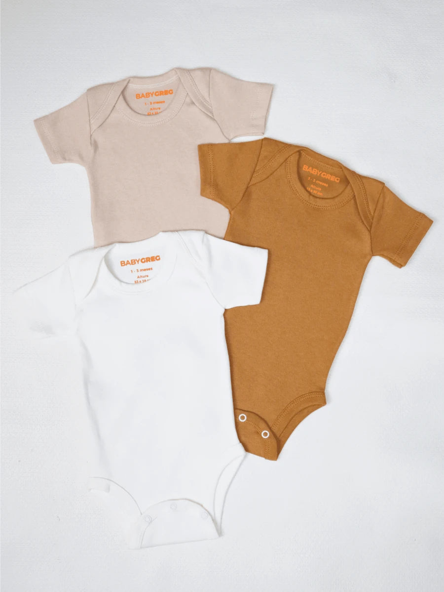 Kit 3 Bodies de Manga Curta para Bebê – Gola Redonda, 100% Algodão, Minimalista e Confortável